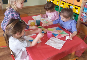 "Abstrakcja - zabawa plastyczna z taśmą maskującą" - realizacja Międzynarodowego Projektu Edukacyjnego "Kreatywne prace plastyczne".