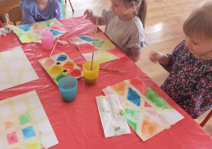 "Abstrakcja - zabawa plastyczna z taśmą maskującą" - realizacja Międzynarodowego Projektu Edukacyjnego "Kreatywne prace plastyczne".