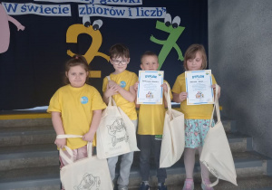 Dzieci prezentują swoje dyplomy