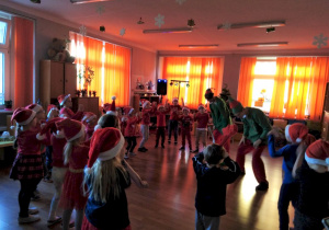 Dzieci ze starszych grup tańczą z Elfami