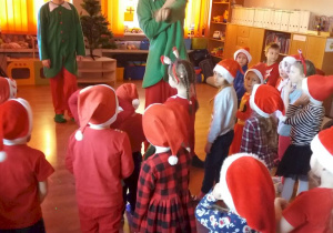Młodsze dzieci podczas pląsów z Elfami