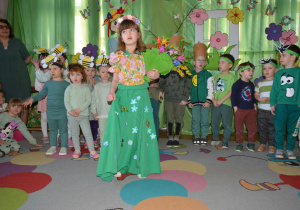 dziewczynka przebrana za panią Wiosnę