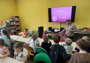 Dzieci oglądają prezentację o Kutnie i słuchają p. Bibliotekarki