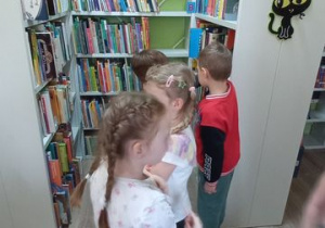 Dzieci oglądają biblioteczne zbiory