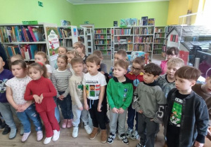 Dzieci na tle bibliotecznych zbiorów