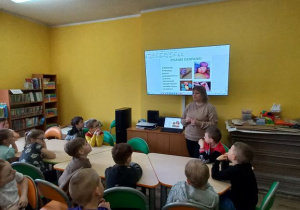 Dzieci poznają różne rodzaje pisanek - drapanki