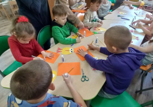 Dzieci samodzielnie wykonują kurczaka