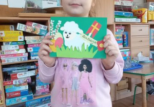 Hania prezentuje kartkę z barankiem wielkanocnym
