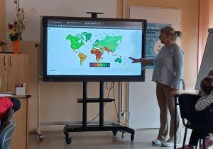 Pani z Biblioteki pokazuje mapę świata