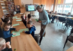 Pani tłumaczy w jaki sposób wykonać drzewa