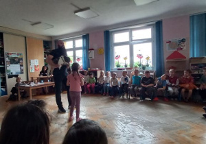 Weterynarz przedstawia dzieciom swojego pieska