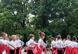 Dzieci tańczą Mazura na scenie