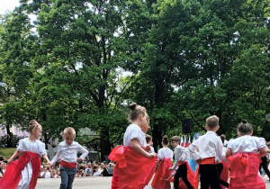 Dzieci tańczą Mazura na scenie