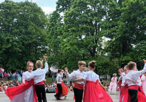 Dzieci tańczą Mazura na scenie