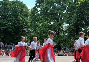 Dzieci tańczą Mazura na scenie