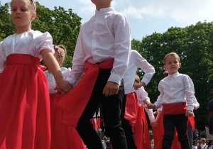 Dzieci tańczą Mazura na scenie