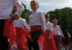 Dzieci tańczą Mazura na scenie