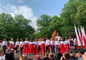 Dzieci prezentują się na scenie podczas pokazu Mazura
