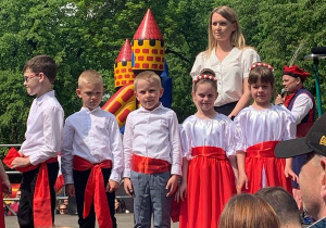 Dzieci prezentują się na scenie podczas pokazu Mazura
