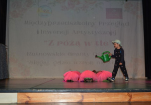 Dzieci z PM nr 15 prezentują swój występ sceniczny