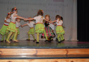 Dzieci z PM nr 16 prezentują swój występ sceniczny
