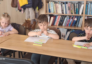 Tuptusie na zajęciach w Bibliotece Pedagogicznej - "Wielkanocne idą święta".