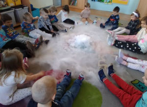Smyki na zajęciach warsztatowych "Suchy lód"