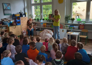 Dzieci na spotkaniu z autorką książeczek