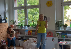 Dzieci na spotkaniu z autorką książeczek