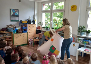 Dzieci na spotkaniu z autorką książeczek