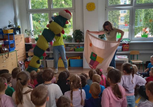 Dzieci na spotkaniu z autorką książeczek