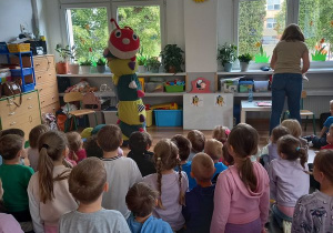 Dzieci na spotkaniu z autorką książeczek