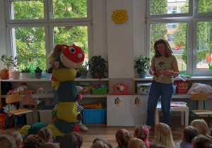 Dzieci na spotkaniu z autorką książeczek