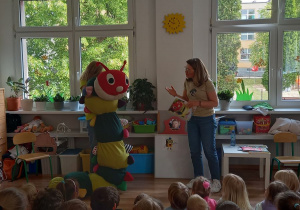 Dzieci na spotkaniu z autorką książeczek
