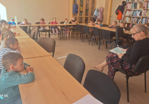 Tuptusie na zajęciach w Bibliotece Pedagogicznej - "Kiedy nadchodzi smutek".
