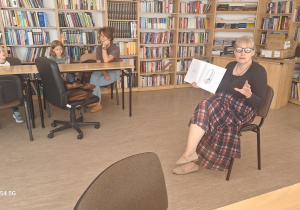 Tuptusie na zajęciach w Bibliotece Pedagogicznej - "Kiedy nadchodzi smutek".