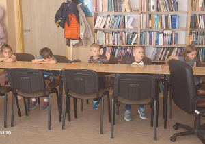 Tuptusie na zajęciach w Bibliotece Pedagogicznej - "Kiedy nadchodzi smutek".