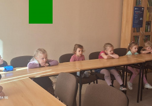 Tuptusie na zajęciach w Bibliotece Pedagogicznej - "Kiedy nadchodzi smutek".