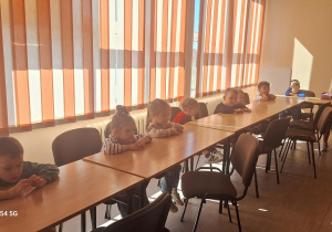 Tuptusie na zajęciach w Bibliotece Pedagogicznej - "Kiedy nadchodzi smutek".