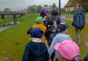 Dzieci w parach idą zwiedzać