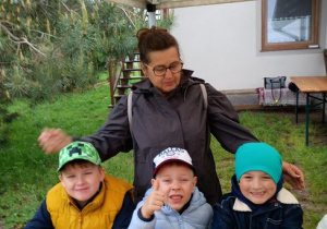 Chłopcy siedzą przy stole i pozują do zdjęcia
