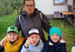 Chłopcy i pani pozują do zdjecia