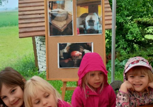 Uśmiechnięte dziewczynki siedza przy stole