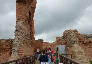 Dzieci idą przez most do ruin zamku