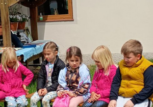 Dzieci siedza na ławce