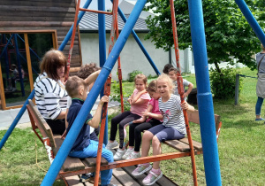 Dzieci bujają się na huśtawce
