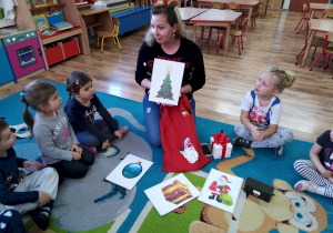 Dzieci poznają słowo Christmas tree