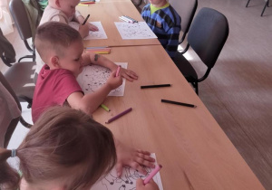 Tuptusie na zajęciach w Bibliotece Pedagogicznej - "Trzy świnki".