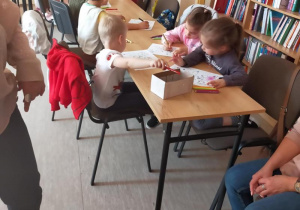 Tuptusie na zajęciach w Bibliotece Pedagogicznej - "Trzy świnki".