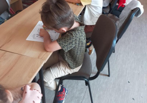 Tuptusie na zajęciach w Bibliotece Pedagogicznej - "Trzy świnki".